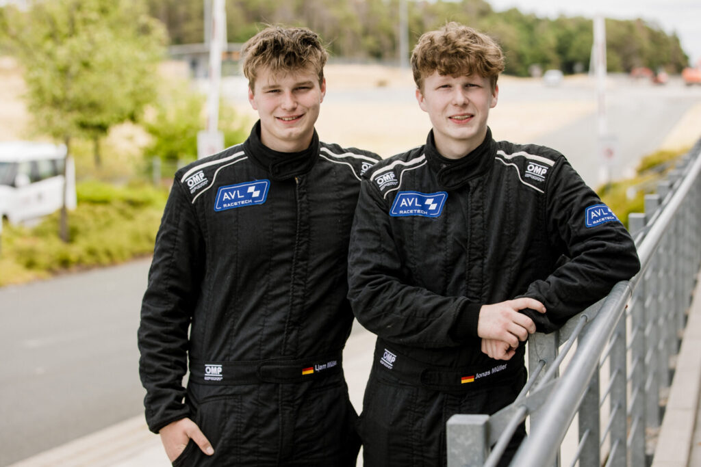 Liam (links) mit Jonas Müller, der seinen Bruder bei der Rallye Casentino im Service unterstützte (Foto: Thomas Langer)