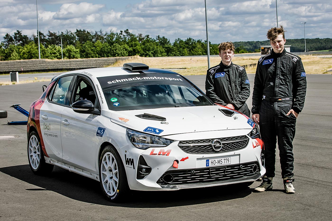 Jonas und Liam Müller mit dem Opel Corsa Rally4