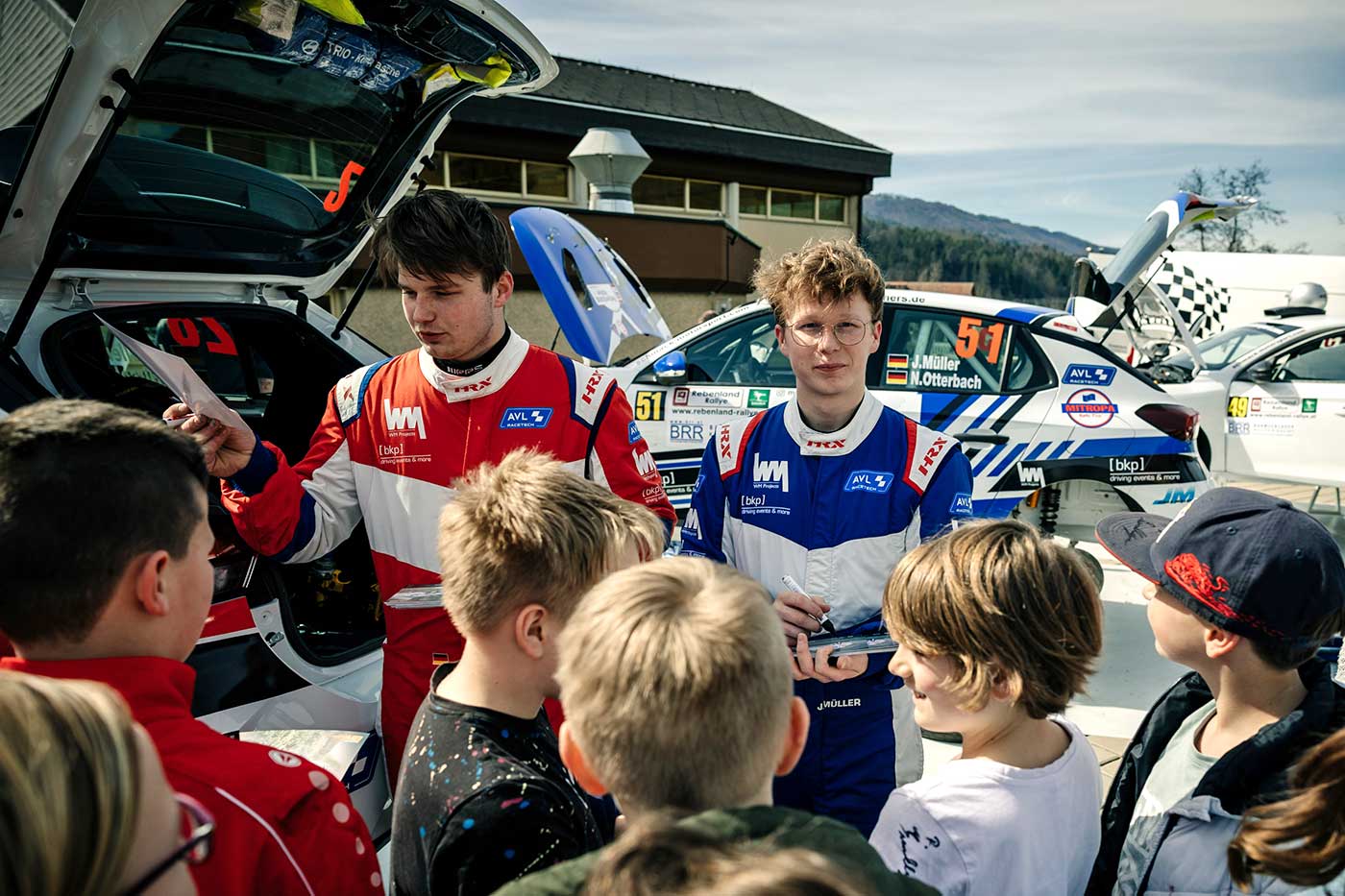 Liam (links) und Jonas Müller erfüllten bei der Rebenland Rallye 2023 zahlreiche Autogrammwünsche.