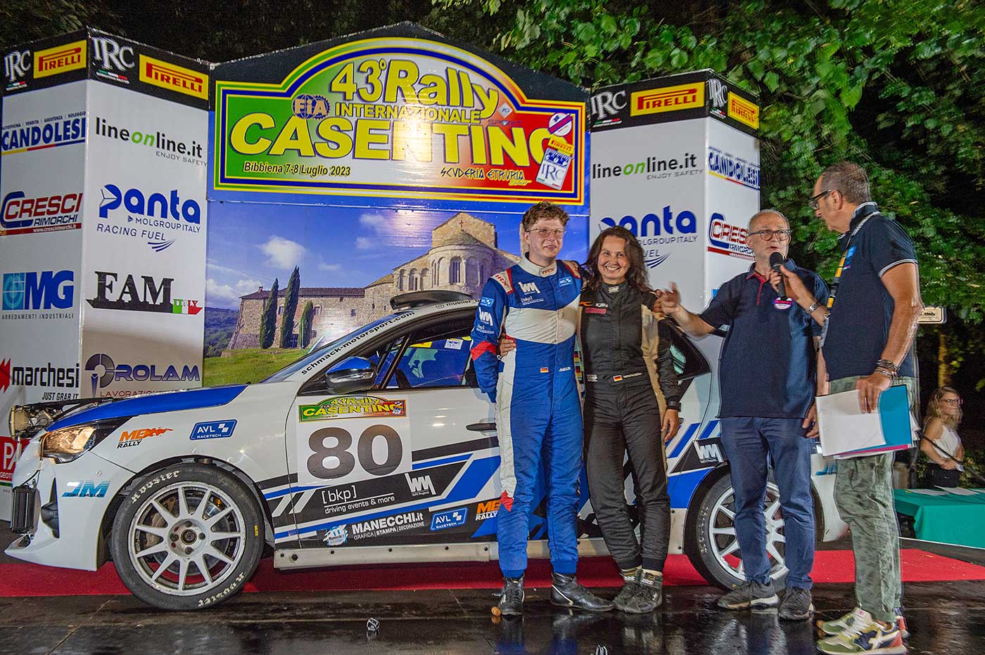Jonas (li.) und Katharina Müller im Ziel der Rally Casentino 2023
