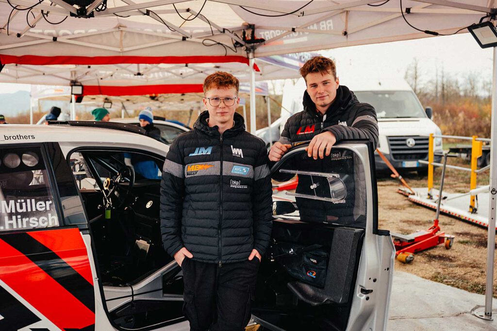 Car-Sharing bei der 13. Rally Show Santa Domenica: Die Müller Brothers Jonas (links) und Liam teilten sich einen 284 PS starken, allradgetriebenen Škoda Fabia Rally2. (Foto: Thomas Langer)